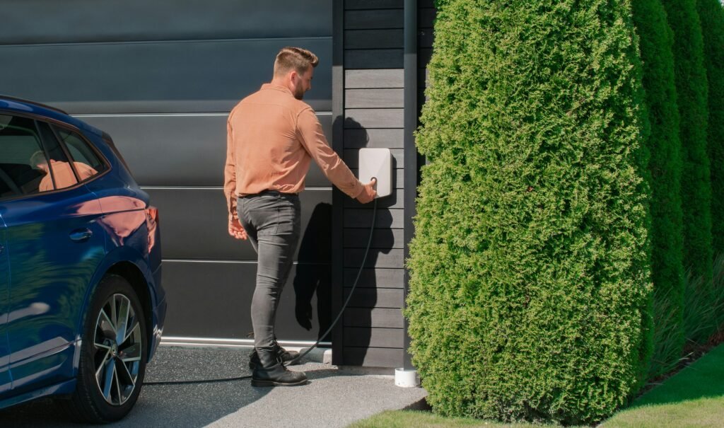 Thuisbatterij en elektrische auto - Thuisbatterij Informatie - thuisbatterijinformatie.nl